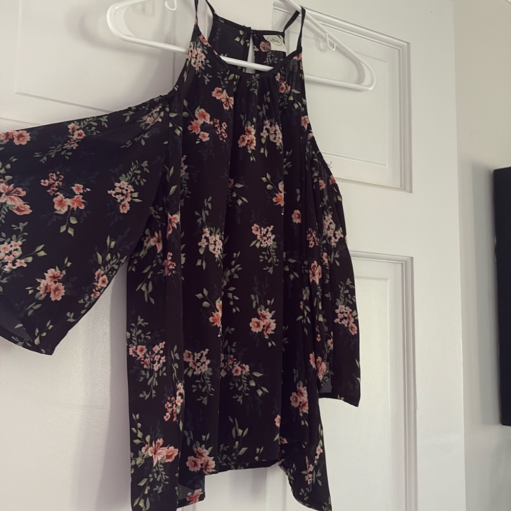 Really cute flowy blouse ! Black with soft roses.